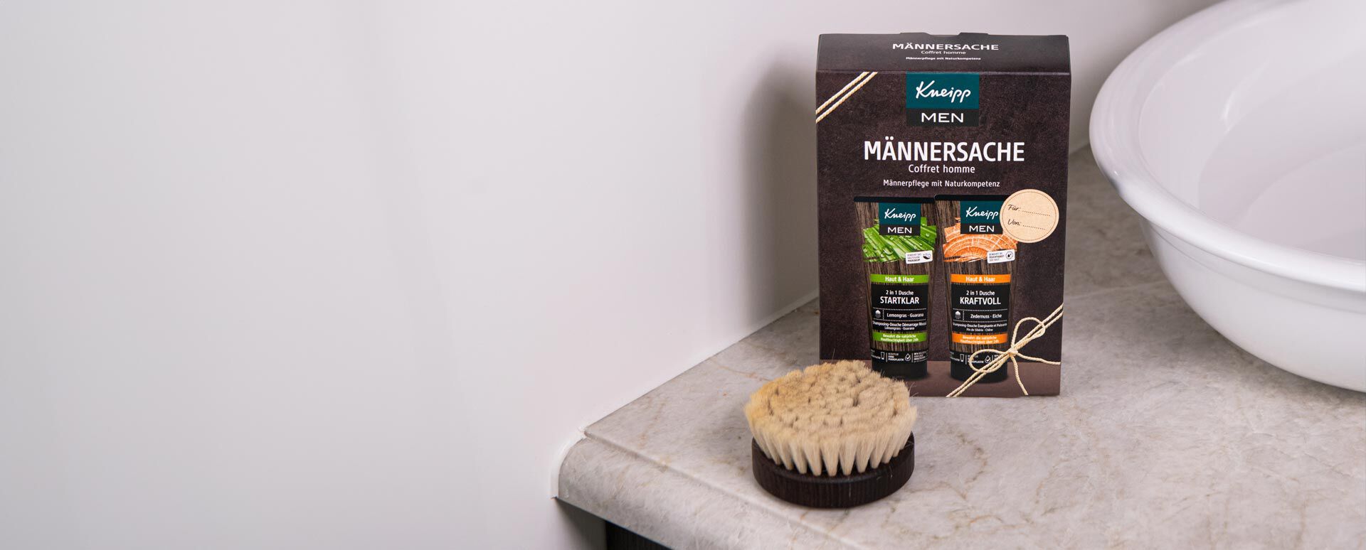 Geschenkpackung Kneipp Männersache steht auf Badezimmer Waschtisch